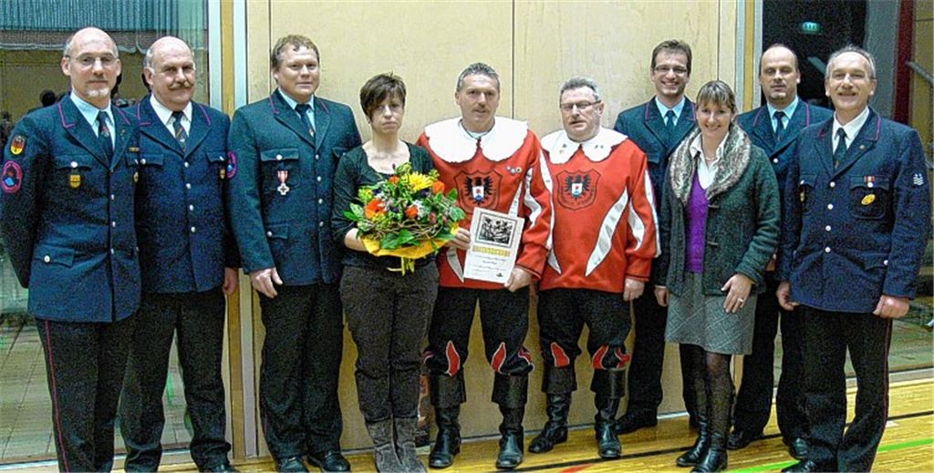 Jochen Häffner (3. v. li.) und Ralf Heller (5. v. li.) werden im Rahmen der Hauptversammlung der Freiwilligen Feuerwehr Sternenfels von Kommandant Klaus Riekert (li.) und dem stellvertretenden Kreisbrandmeister Manfred Rankmüller (re.) geehrt. Foto: Garhöfer