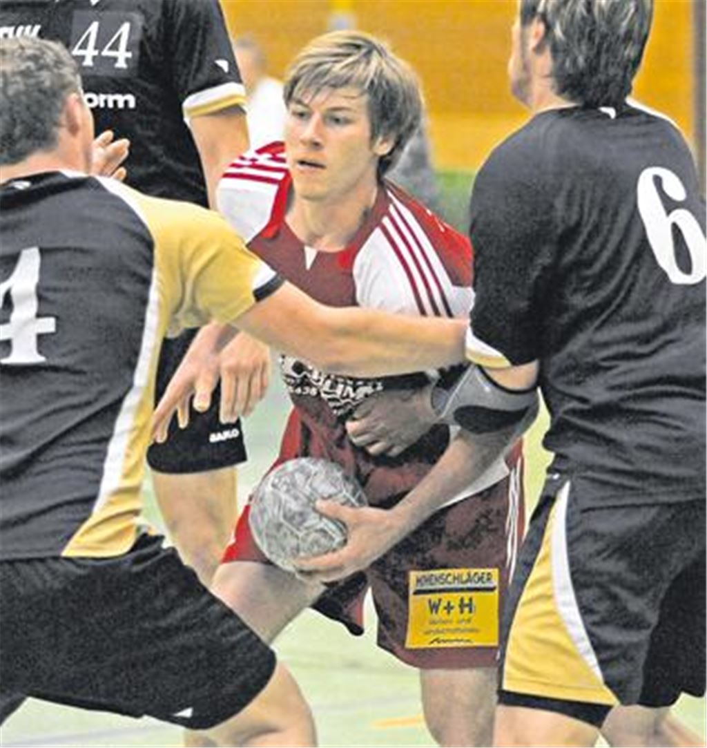 Jochen Hofmann trug in der vergangenen Saison noch das rote Trikot des TSV Knittlingen, wechselte dann zum Badenligisten HC Neuenbürg und nun zu Blau-Gelb Mühlacker. Archivfoto: Fotomoment