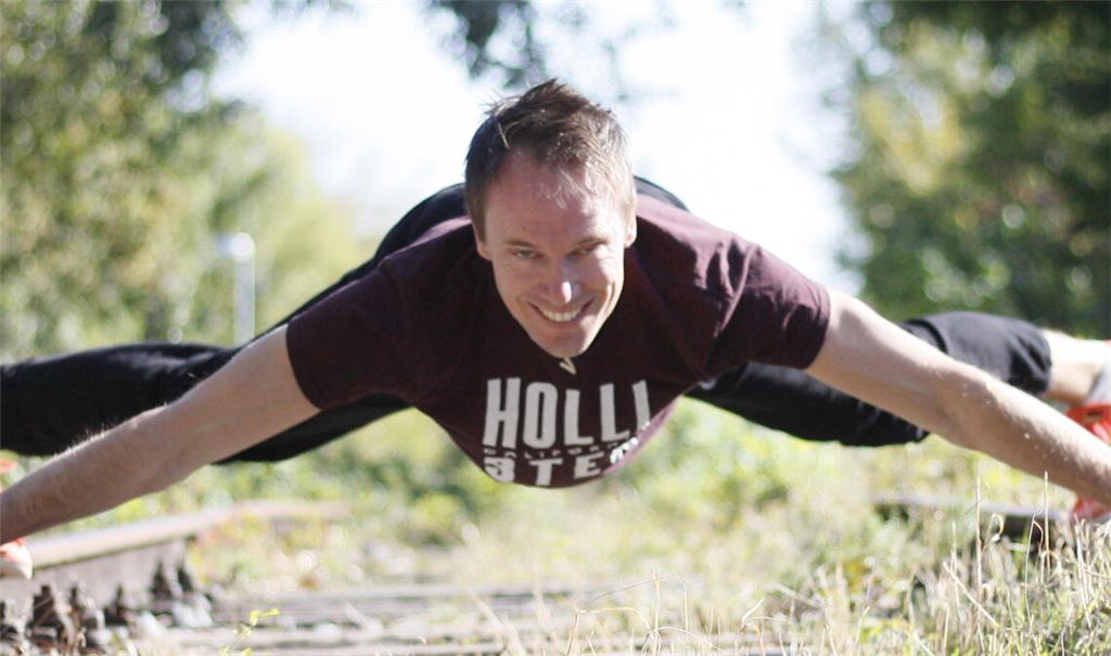 Jochen Neff ist staatlich geprüfter Sportlehrer und hat auch schon Basketball- und Eishockeyprofis fit gemacht. Er findet überall einen Platz fürs Training – zur Not auch auf Bahnschienen. Fotos: Meike Günter