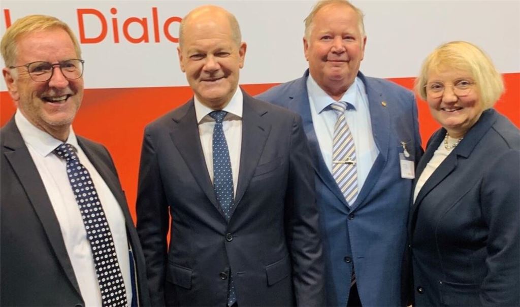 Jochen Protzer (li.) und Joachim Butz (2.v. re.) mit Kanzler Olaf Scholz und der SPD-Abgeordneten Katja Mast. Foto: privat