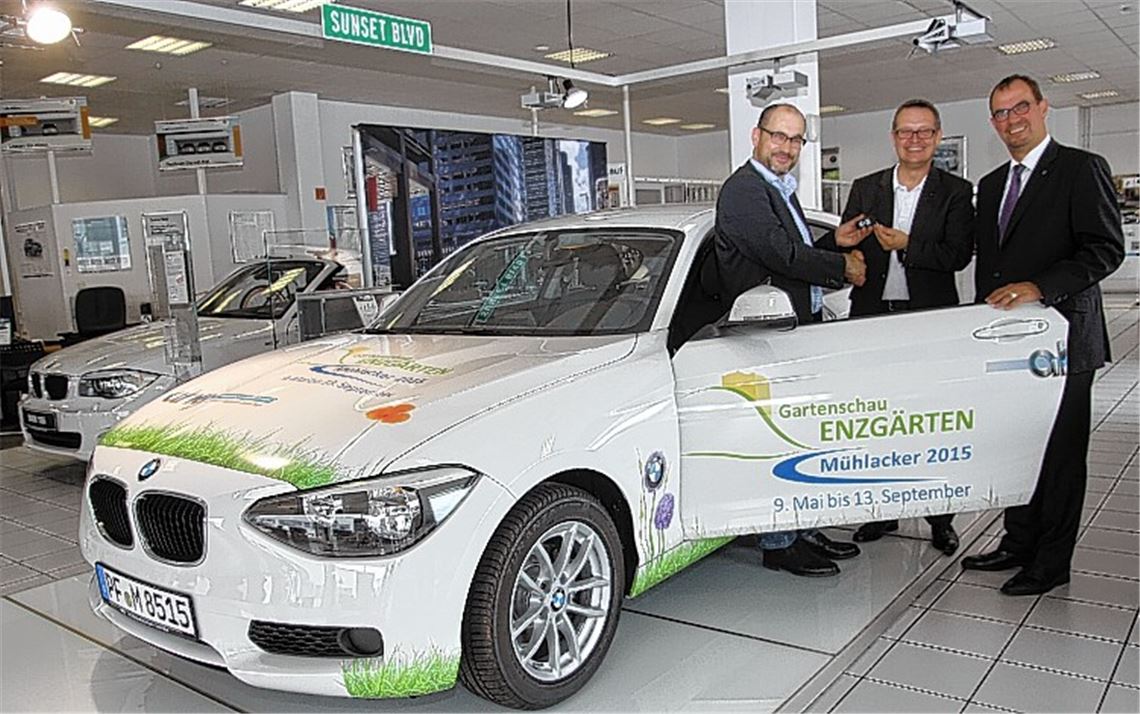 Jochen Staib von ahg (Mitte) übergibt Gartenschau-Projektleiter Armin Dauner (li.) den Autoschlüssel. OB Frank Schneider freut sich mit. Foto. Sadler