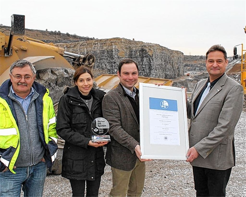 Jochen Stürtz von der Berufsgenossenschaft verleiht das Siegel an die Vertreter der Firma Sämann, Jochen Sämann, Christiane Sämann-Welschenbach und Technischer Leiter Alexander Pfeifer (v. re.).