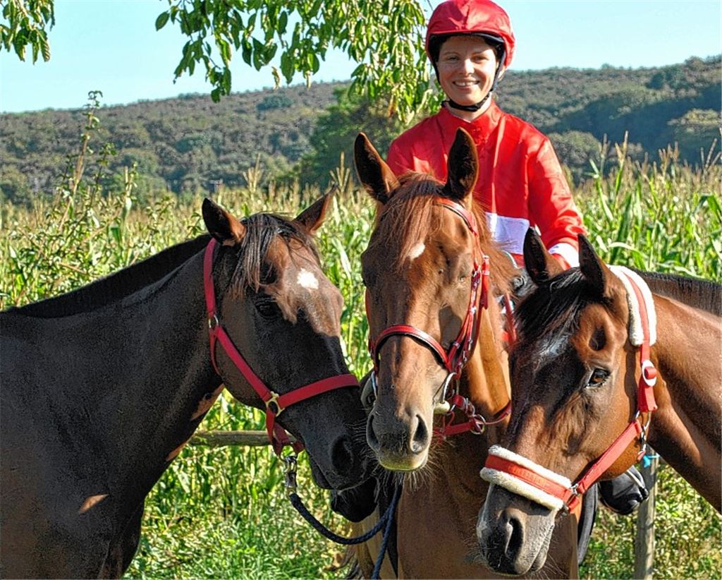 Jockey Verena Canbaz mit ihren Rennpferden Serlio (v.li.), Tandu und Graf Hamilton, der mittlerweile in Rente ist. 
