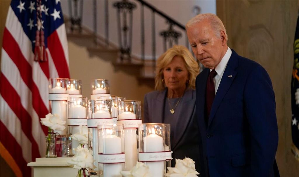 Joe Biden und die First Lady Jill Biden halten vor einer Gedenkanzeige zum einjährigen Jahrestag des Amoklaufs an einer Grundschule inne.