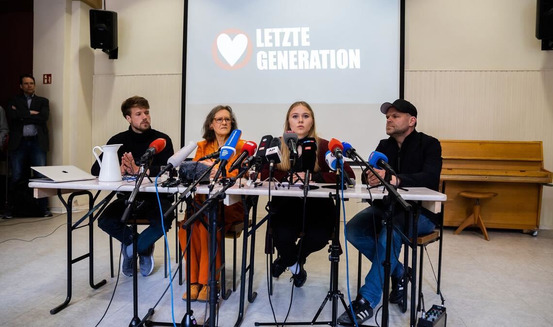 Joel Schmitt (l-r), Aktivist der Letzten Generation, Marion Fabian, Aktivistin der Letzten Generation, Aimee van Baalen, Sprecherin der Letzten Generation, und Steve Rauhut von der Kirchgemeinde bei einer Pressekonferenz der Letzten Generation in der Reformationskirche in Berlin-Moabit.
