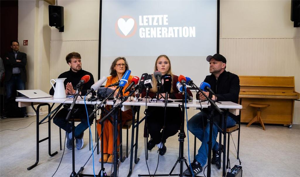 Joel Schmitt (l-r), Aktivist der Letzten Generation, Marion Fabian, Aktivistin der Letzten Generation, Aimee van Baalen, Sprecherin der Letzten Generation, und Steve Rauhut von der Kirchgemeinde bei einer Pressekonferenz der Letzten Generation in der Reformationskirche in Berlin-Moabit.