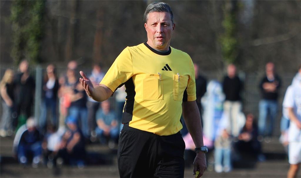 Jörg Augenstein weiß nach mehr als 25 Jahren als Schiedsrichter, wie er auf dem Platz die Übersicht und Kontrolle behält. Foto: Rubner