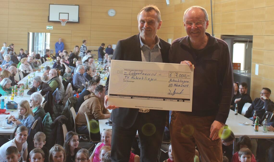 Jörg Burmistrak von der Münzinger-Stiftung (li.) überreicht die Spende an den TVH-Vorsitzenden Lothar Frick.