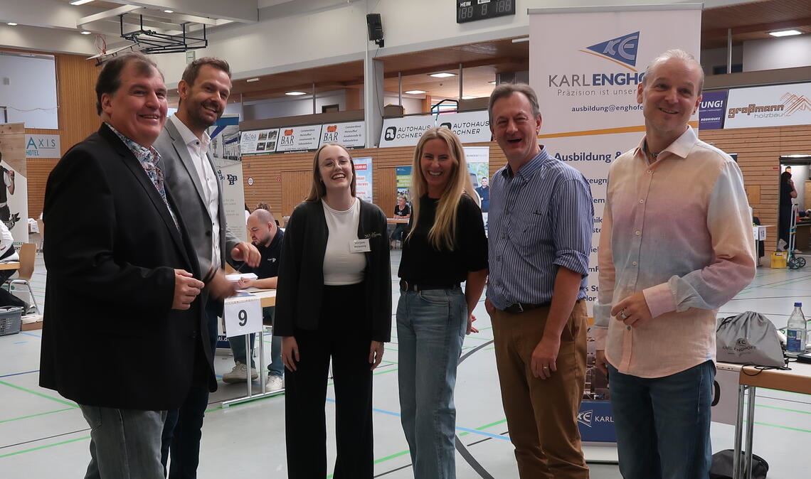 Die Nervosität schwindet rasch Jörg Gube (v.li.), Bastian Rosenau, Mirijam Nowotny, Linda Marschall, Harald Kull und Thorsten Metschurat freuen sich über das außergewöhnliche Veranstaltungsformat. Foto: Warzecha