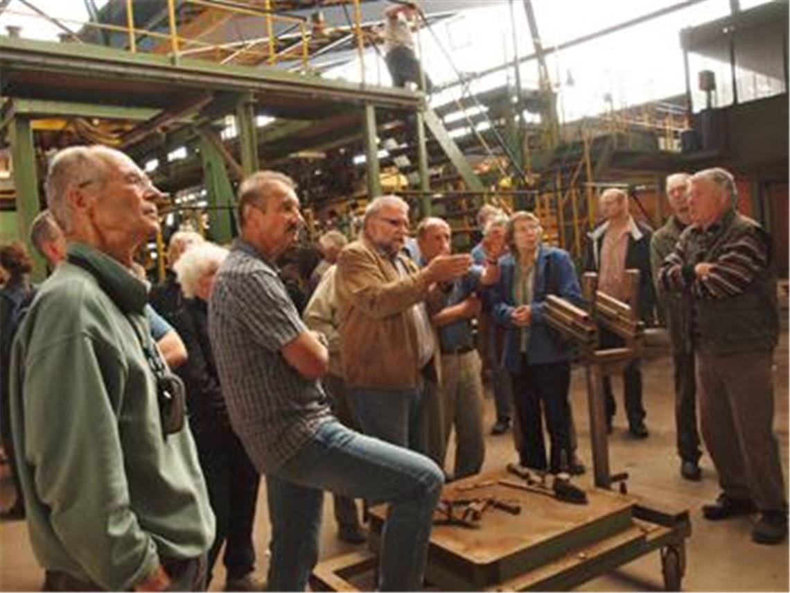 Jörg Haberbosch (braune Lederjacke) führt durch das stillgelegte Ziegelwerk.