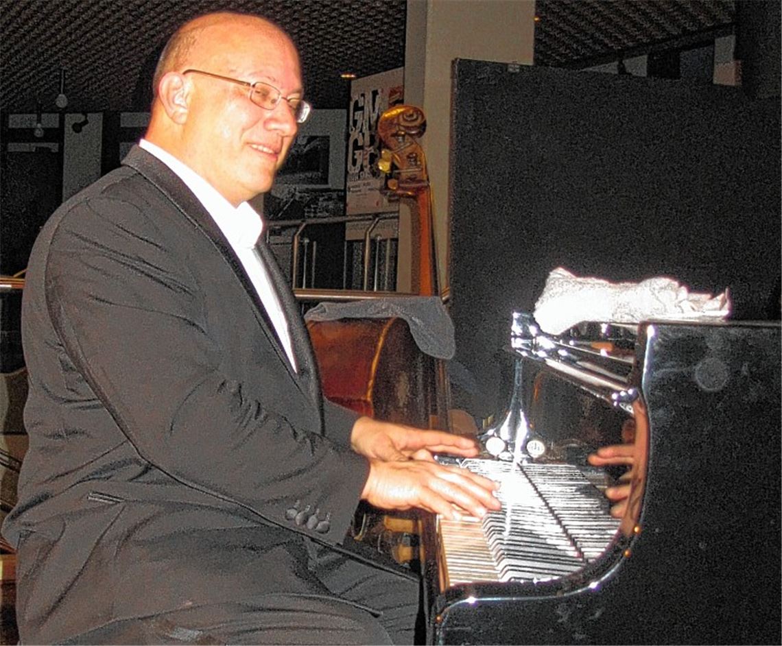Jörg Hegemann erweist sich beim Bluesfrühling-Konzert im Mühlehof als virtuoser Pianist und charmanter Erzähler.