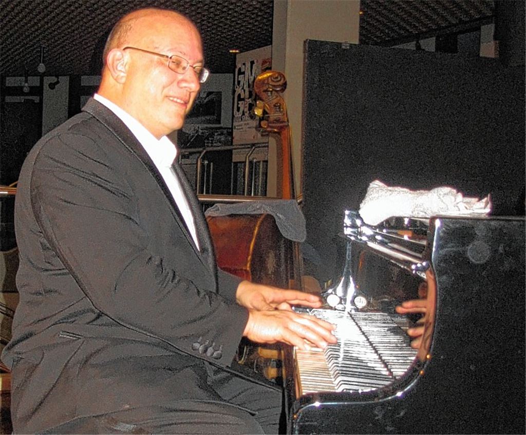 Jörg Hegemann erweist sich beim Bluesfrühling-Konzert im Mühlehof als virtuoser Pianist und charmanter Erzähler.