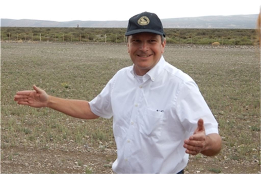Jörg Hörandel am Pierre Auger Observatorium. Im Hintergrund die Ausläufer der Anden. Foto: privat