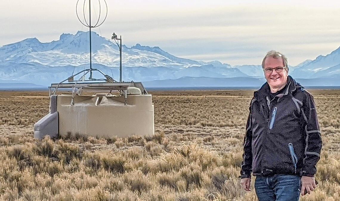 Jörg Hörandel arbeitet in der kargen Landschaft der argentinischen Pampa Amarilla: Der Knittlinger hofft, dass alle neuen Messstationen bis Anfang 2024 installiert sind. Foto: privat