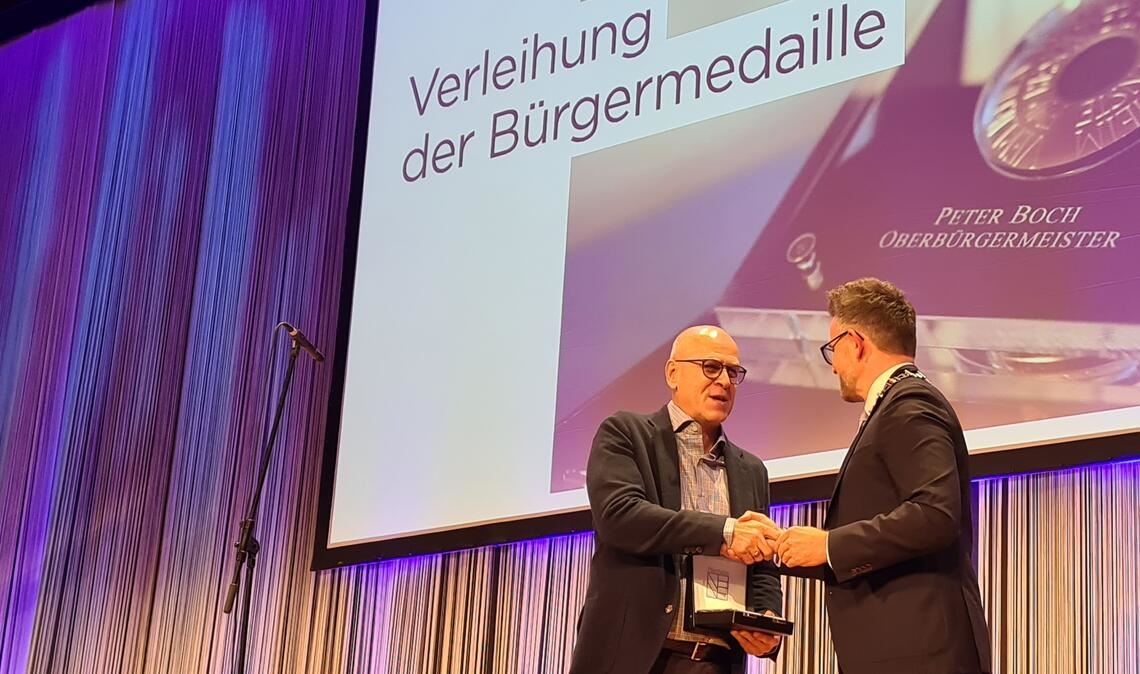 Jörg Lupus nimmt für seine Verdienste vor allem im Sport die Bürgermedaille entgegen. Foto: Metzbauer