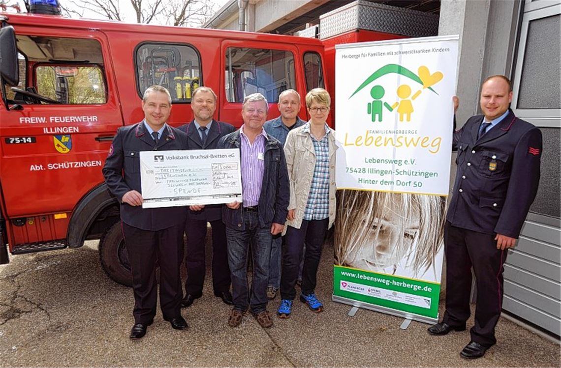 Jörg Malucha, Wolfgang Currle (Kassierer der Freiwilligen Feuerwehr, Abteilung Schützingen), Walter Oehrle (Geschäftsführer der gGmbH Familienherberge Lebensweg), Markus Rößle, Stefanie Köppl-Rau (Schatzmeisterin des Lebensweg-Fördervereins) und Manuel Schmidt (Abteilungskommandant Schützingen, v.li.) bei der Spendenübergabe am Feuerwehrhaus.