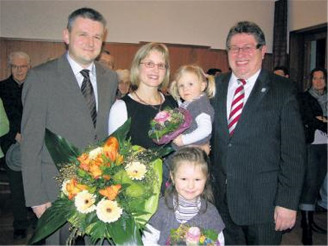 Jörg-Michael Teply (li.), mit Ehefrau Daniela und den Töchtern Julia und Sarah (vorne) ist neuer Bürgermeister von Wurmberg. Er wird Nachfolger von Helmut Sickmüller (re.), der nach 32 Jahren in Ruhestand geht. 
Foto: Ochs