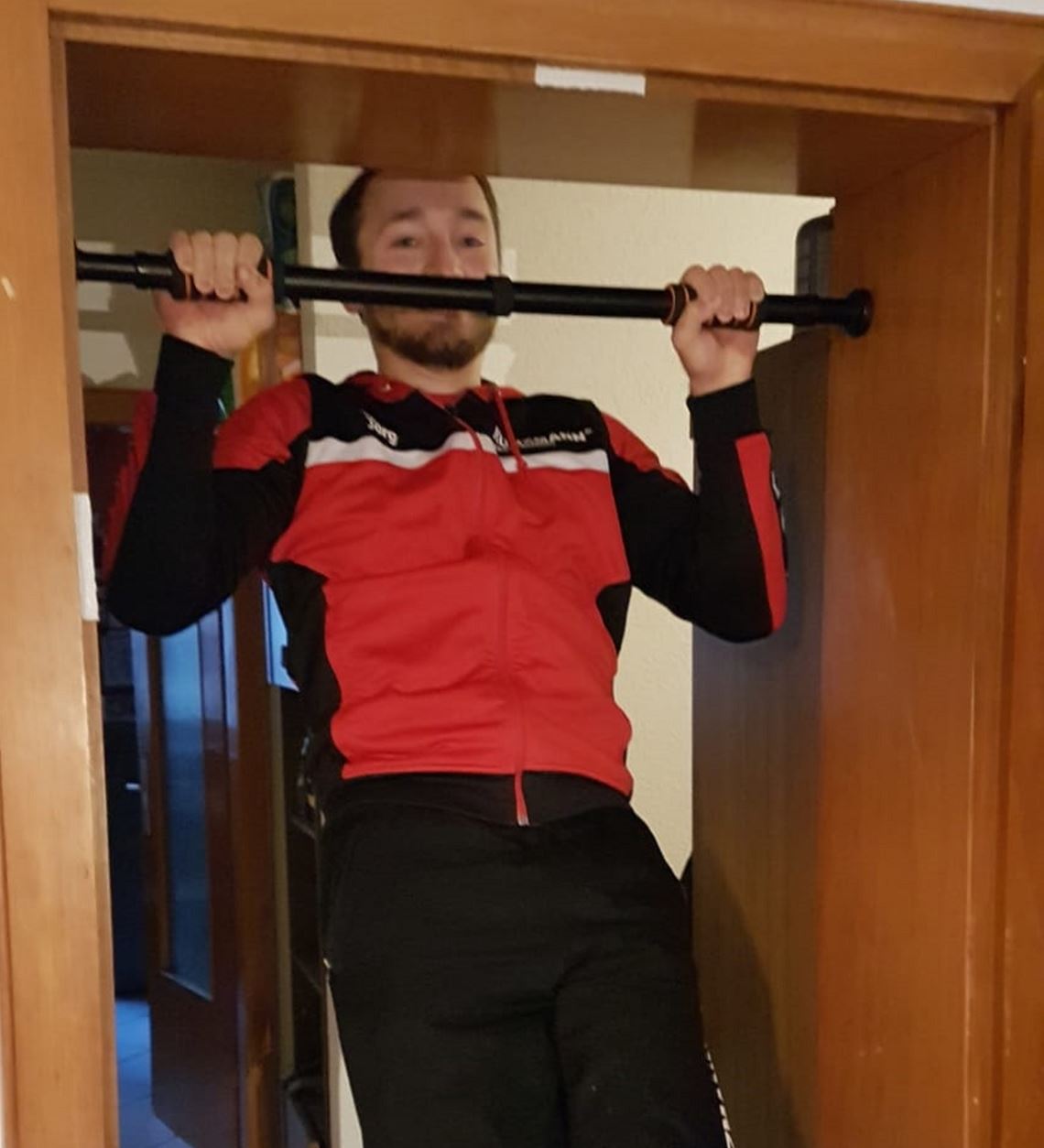 Verbandsliga-Turner wünschen sich Normalität Jörg Planner beim Heimtraining. Foto: Kiefer