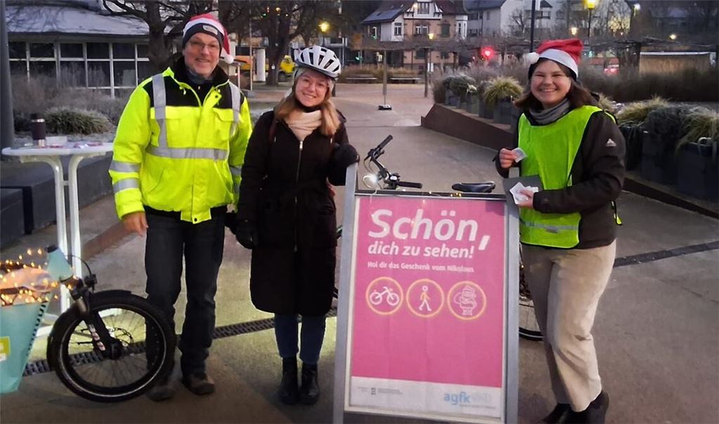 Jörg Soulier, Personalratsvorsitzender der Stadt Mühlacker, und Klimaschutzmanagerin Johanna Wösle führen, die passenden Mützen auf dem Kopf, die Nikolausaktion durch und beschenken Radlerinnen und Radler. Foto: Stadt Mühlacker