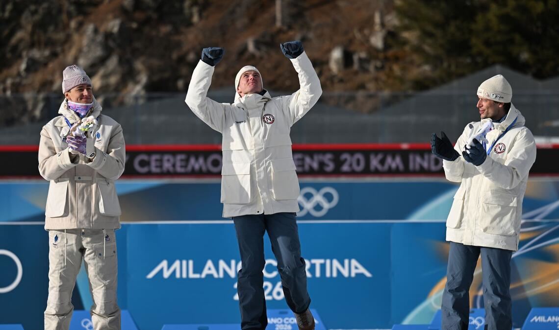 Johan-Olav Botn (m) denkt bei seinem größten Erfolg an seinen gestorbenen Teamkollegn Sivert Bakken.