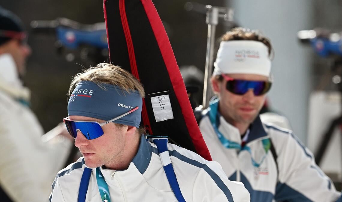 Johan-Olav Botn (vorn) und Sturla Holm Laegreid bereiten sich auf das nächste Rennen vor.