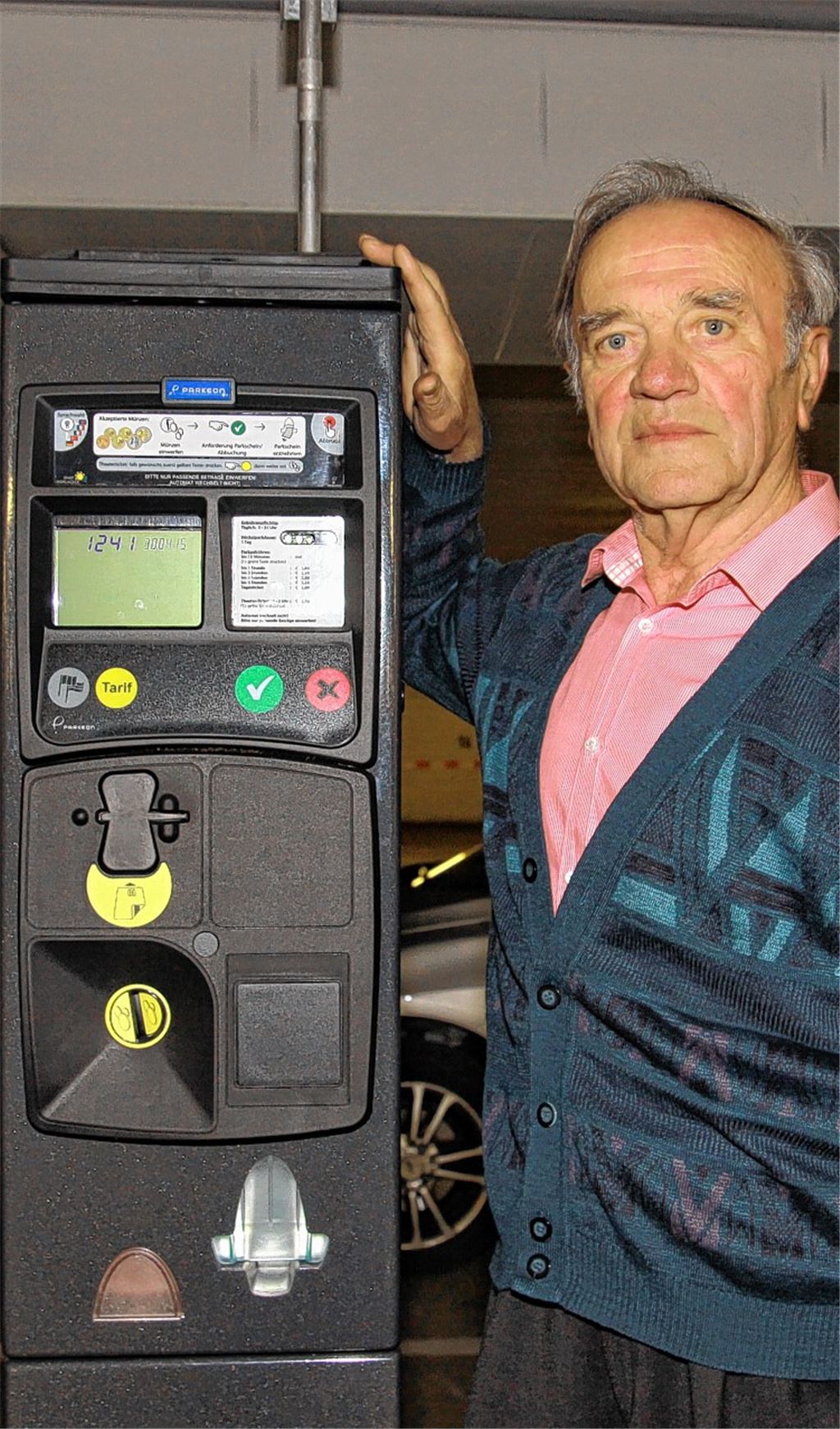 Johann Schieb vom Tiefgaragenbüro mit einem der neuen Parkscheinautomaten. Foto: Sadler