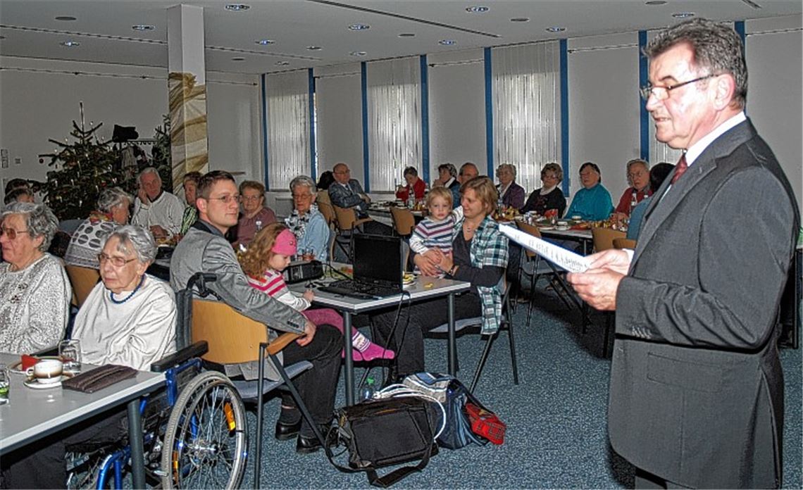 Johann Sturm begrüßt im Namen von Bürgermeister Eiberger die Gäste. Vorn Mitte: Pastor Markus Kersten mit Familie. Foto: Filitz
