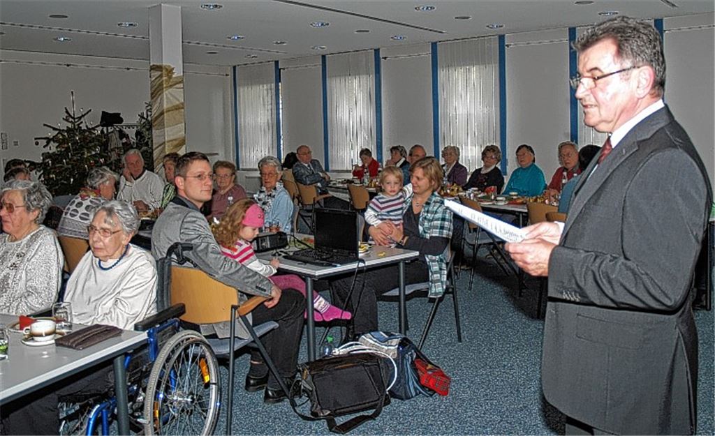 Johann Sturm begrüßt im Namen von Bürgermeister Eiberger die Gäste. Vorn Mitte: Pastor Markus Kersten mit Familie. Foto: Filitz