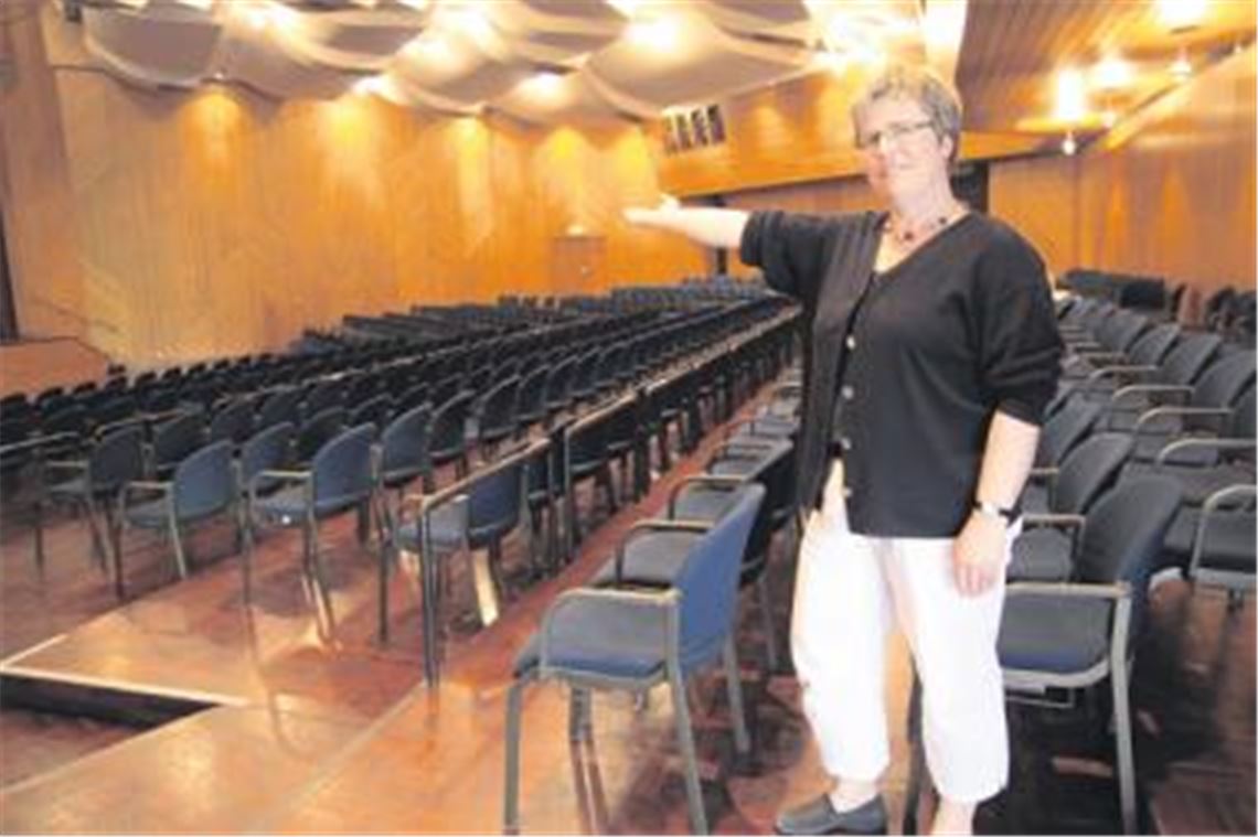 Johanna Bächle, Leiterin der Volkshochschule, zeigt auf den Stein des Anstoßes, nämlich den großen Saal im Mühlehof: Um diesen nicht mehr zeitgemäßen Raum und die anderen Bereiche des kulturellen Mühlehofteils zu sanieren, müsste die Stadt fast sechs Millionen Euro ausgeben. Eindeutig zu viel, wie Sprecher des Gemeinderates finden.
Foto: Sadler