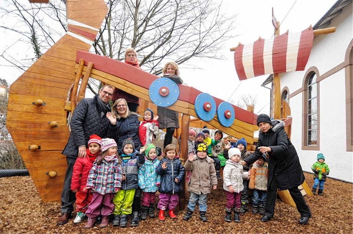 Johanna Bächle und Inga Gallob von der Stadt Mühlacker (hinten, v. li.), Mühlackers Oberbürgermeister Frank Schneider und Kindergartenleiterin Birgit Siewert treffen sich mit den Kindern des Enzberger Kindergartens „Regenbogen“ zur Schiffstaufe.