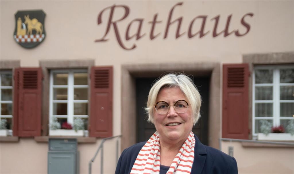 Johanna Bächle vor dem Rathaus Maulbronn, wo die Mühlacker Amtsleiterin gerne als Bürgermeisterin tätig sein würde. Foto: Fotomoment