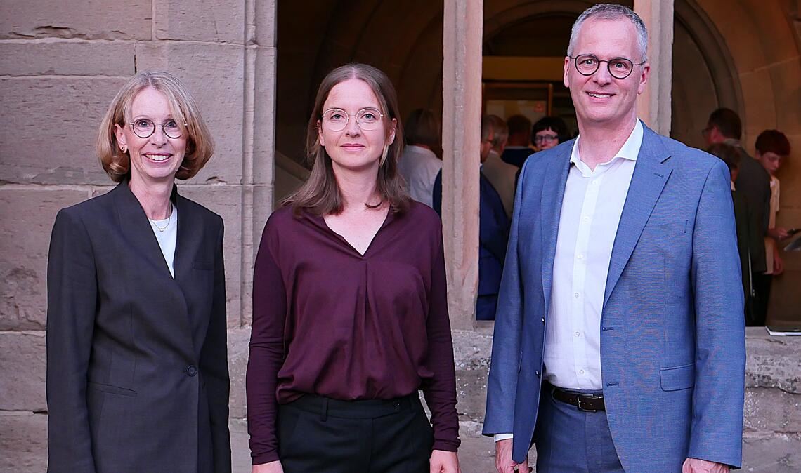 Johanna Wiebusch mit Ephorus Gerhard Keitel und Kirchenrätin Ursula Kannenberg (li.).