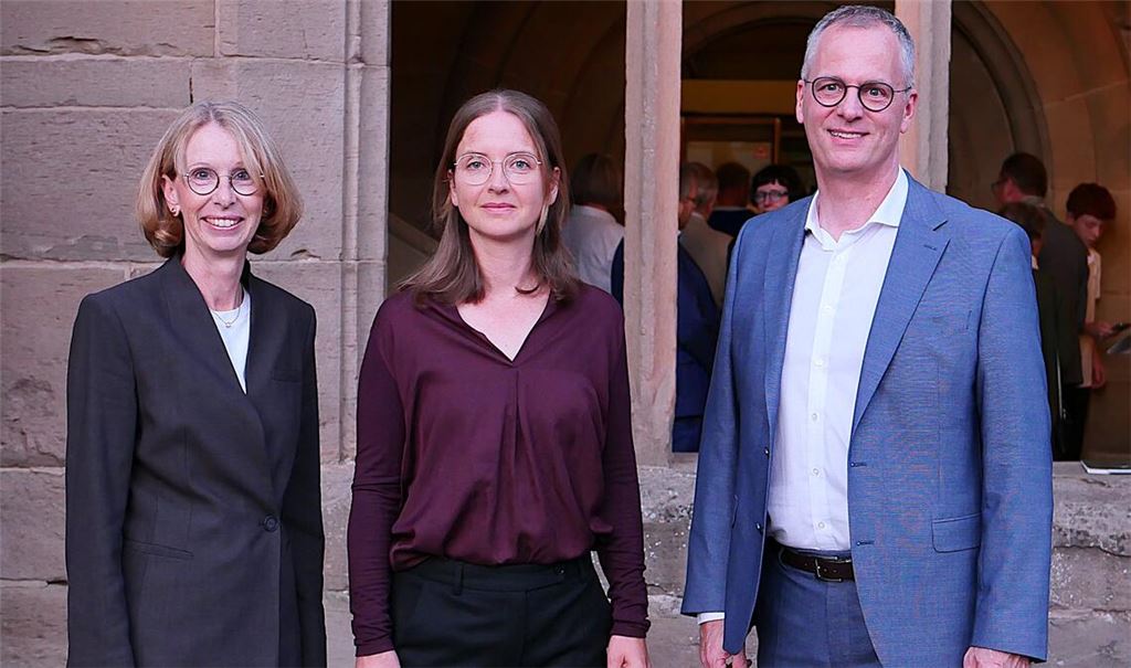 Johanna Wiebusch mit Ephorus Gerhard Keitel und Kirchenrätin Ursula Kannenberg (li.).