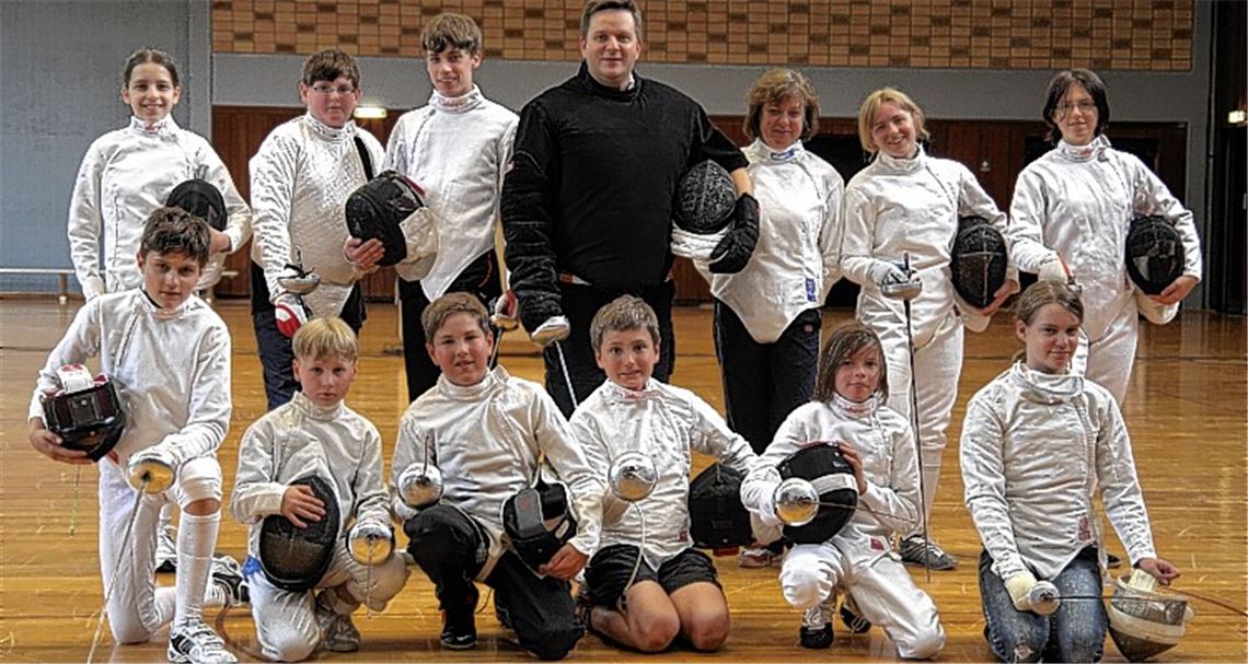 Johannes Berthold inmitten seiner Schüler beim SV Illingen. Die Fechtabteilung will mit dem Trainer ein neues Kapitel aufschlagen Fotos: Eigner