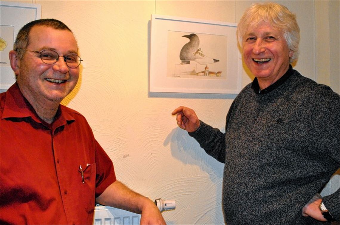 Johannes Häge (li.) hat Dieter Huthmacher mit seinen „Metamorphosen“ in die Schützinger Gutsschenke eingeladen.Foto: Stahlfeld