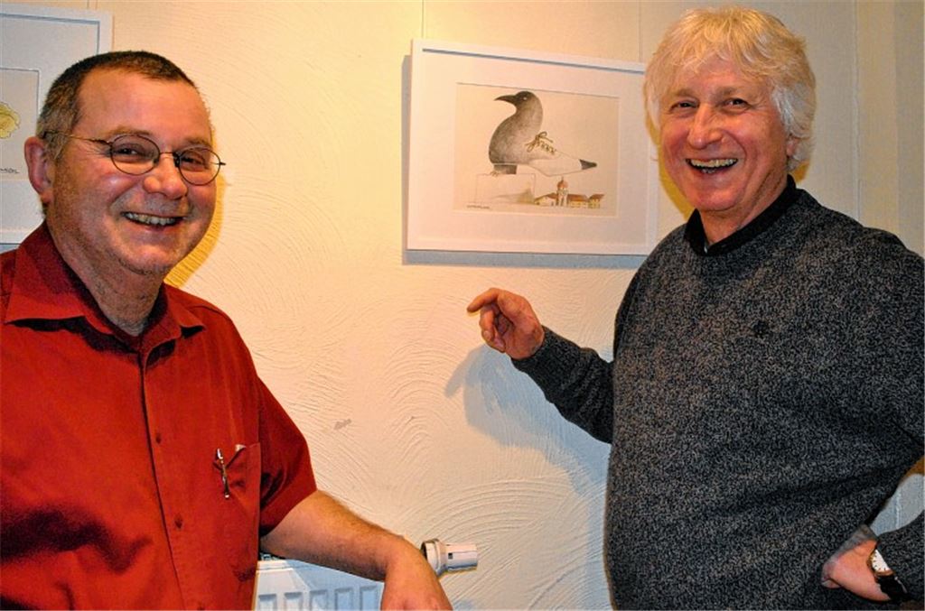 Johannes Häge (li.) hat Dieter Huthmacher mit seinen „Metamorphosen“ in die Schützinger Gutsschenke eingeladen.Foto: Stahlfeld