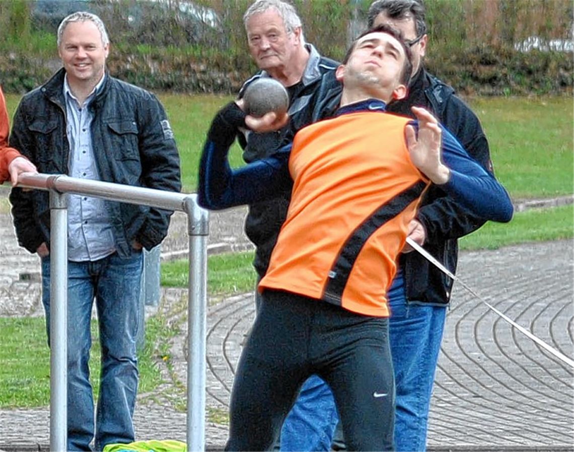 Johannes Krämer vom TSV Ölbronn wird Kreismeister im Kugelstoßen der Männer. Foto: Stahlfeld