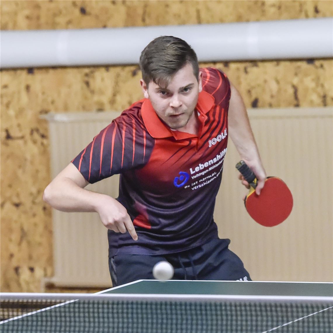 Johannes Lehrer spielt für den TSV Großglattbach und leitet die Inklusionsgruppe des Vereins. Er ist selbst von Geburt an behindert.  Foto: Leitner