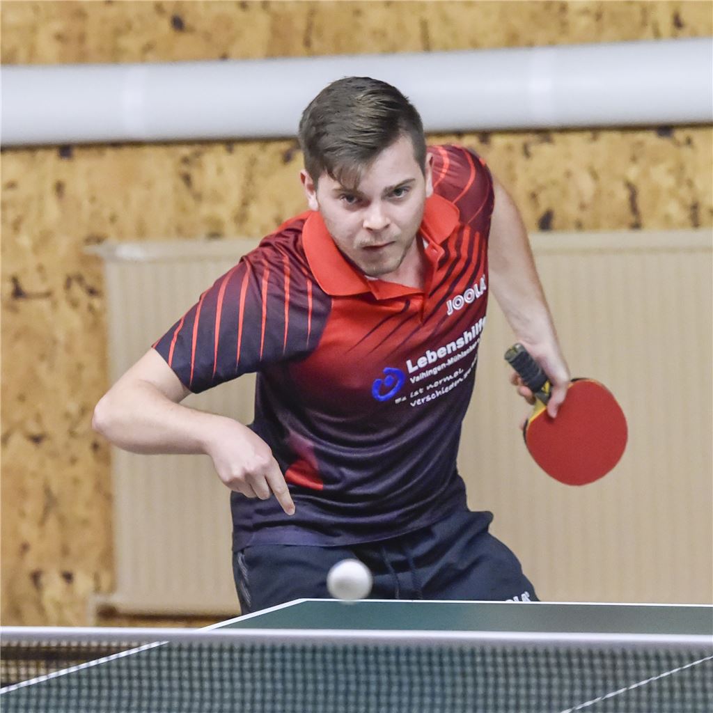 Johannes Lehrer spielt für den TSV Großglattbach und leitet die Inklusionsgruppe des Vereins. Er ist selbst von Geburt an behindert.  Foto: Leitner