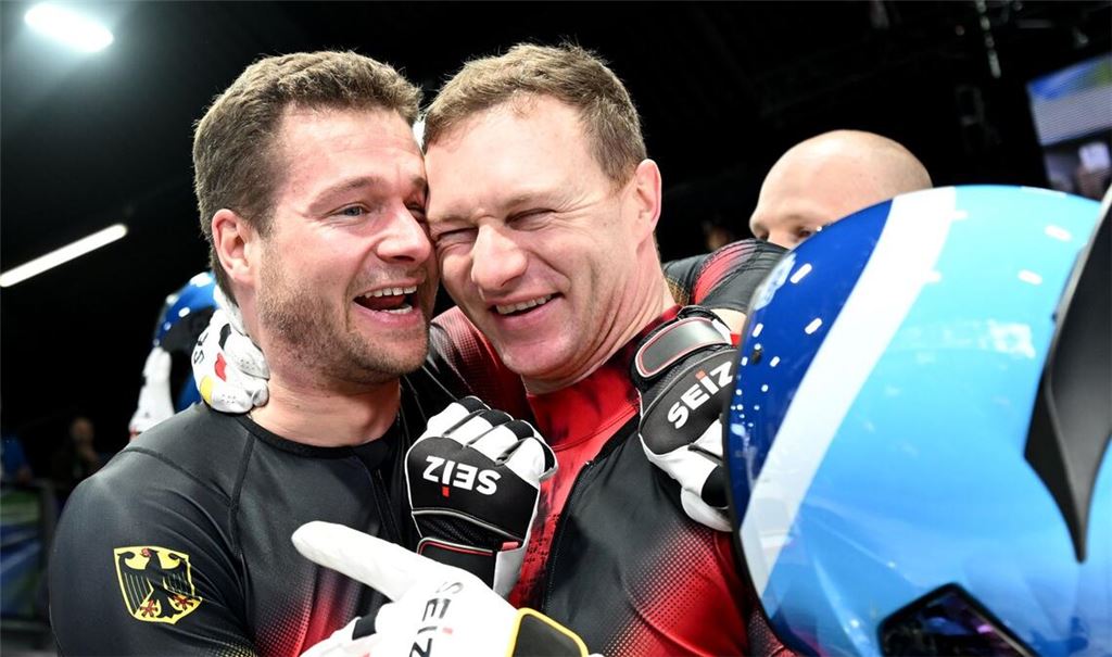 Johannes Lochner (Pilot, l) und Francesco Friedrich (Pilot, beide Deutschland) jubeln über die Gold- und Silbermedaille.