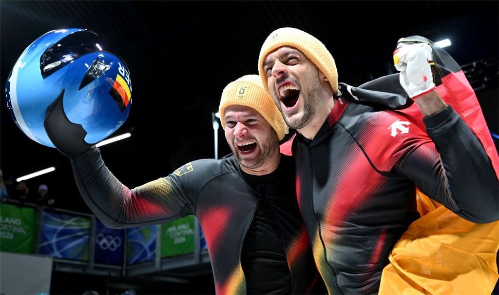 Johannes Lochner (Pilot, l) und Georg Fleischhauer (Deutschland) gewinnen im Zweierbob ihr erstes Olympia-Gold.