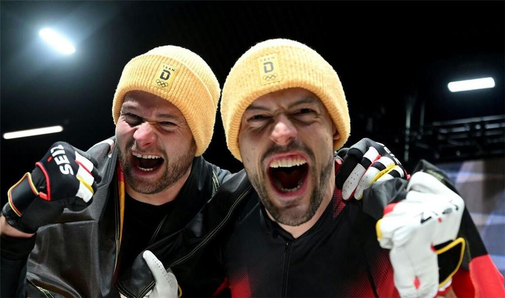 Johannes Lochner (l) und Georg Fleischhauer haben Olympia-Gold im Zweierbob gewonnen.