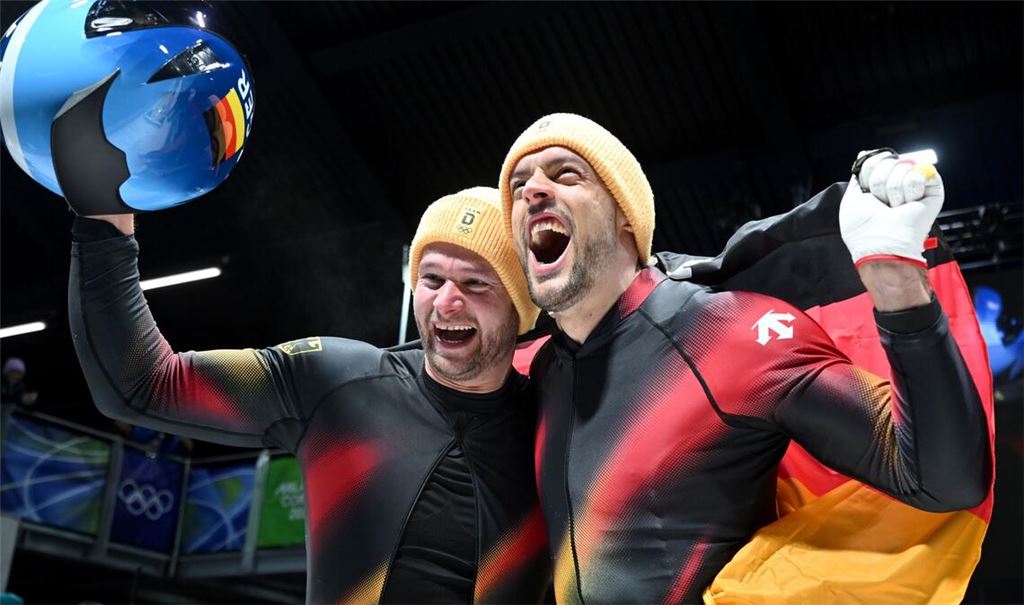 Johannes Lochner (li.) hat mit Georg Fleischhauer Gold im Zweierbob gewonnen.