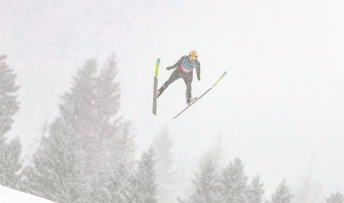 Johannes Rydzek und seine Kollegen sprangen bei starkem Schneefall.