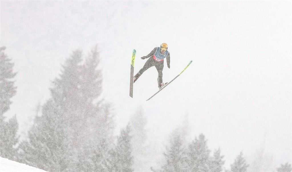 Johannes Rydzek und seine Kollegen sprangen bei starkem Schneefall.