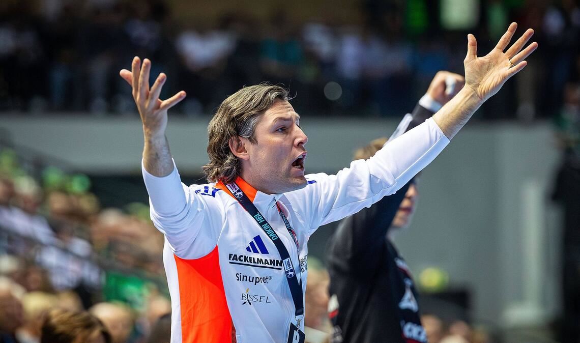 Johannes Sellin (HC Erlangen, 34 Jahre alt): Johannes Sellin war als Rechtsaußen Teil der deutschen Europameistermannschaft von 2016. Nach seinem Karriereende begann er beim HC Erlangen als Trainer, wo es in der Saison 2024/25 eine kuriose Situation gab: Nach nur vier Spielen als Cheftrainer wurde er wieder degradiert – um wenige Monate später doch erneut das Kommando zu übernehmen. Nun will er beweisen, dass er auch an der Seitenlinie dauerhaft in der Bundesliga bestehen kann.