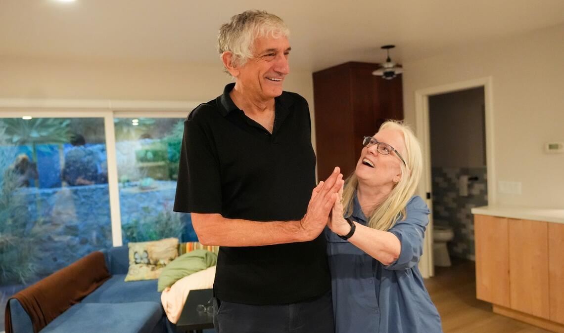 John Martinis steht mit seiner Frau Jean in ihrem Wohnzimmer, nachdem er von seinem Nobelpreis für Physik erfahren hat.