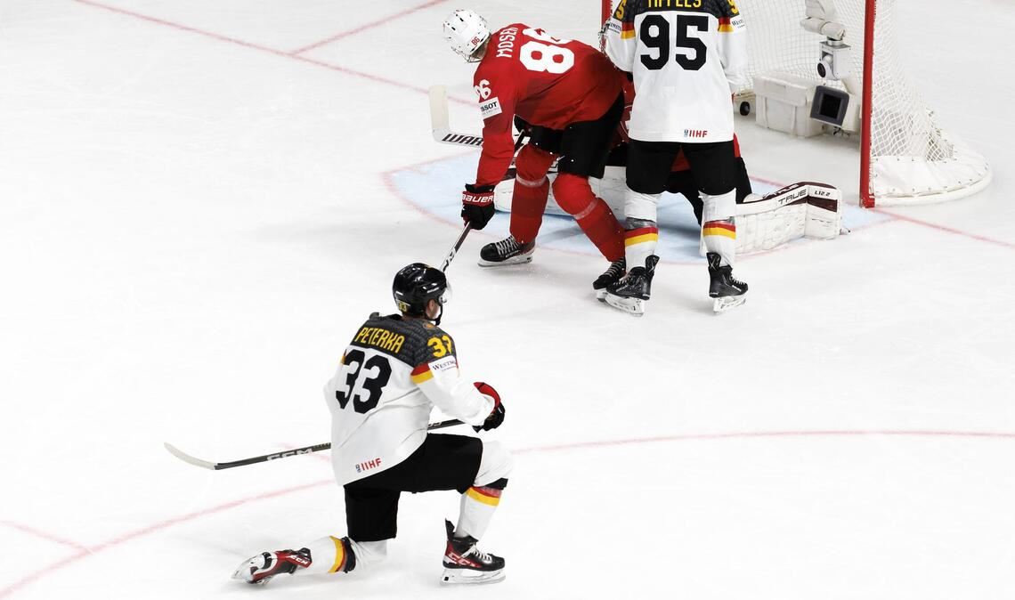 John Peterka (l) aus Deutschland trifft zum 1:2.