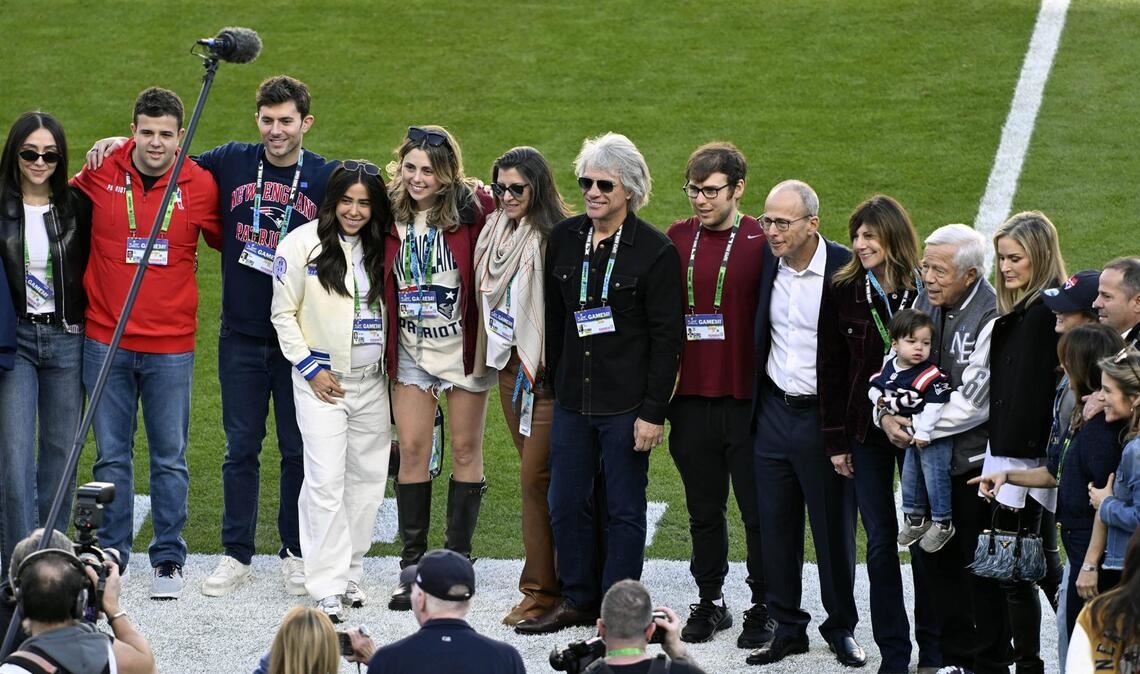 Jon Bon Jovi (Mitte, Sonnenbrille) unter anderem mit dem Patriots-Besitzer Robert Kraft (sechster von rechts)
