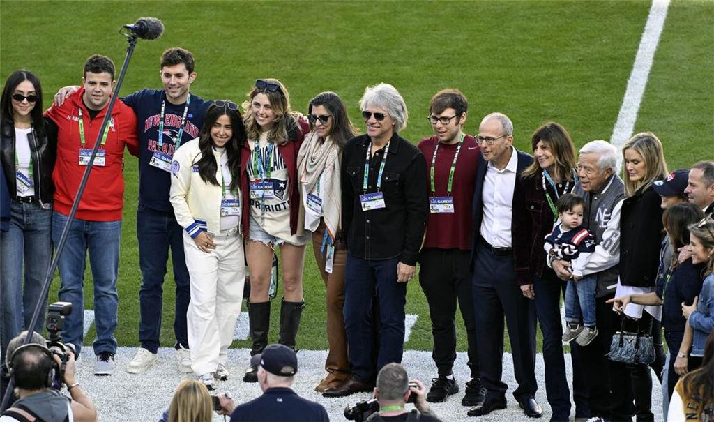 Jon Bon Jovi (Mitte, Sonnenbrille) unter anderem mit dem Patriots-Besitzer Robert Kraft (sechster von rechts)